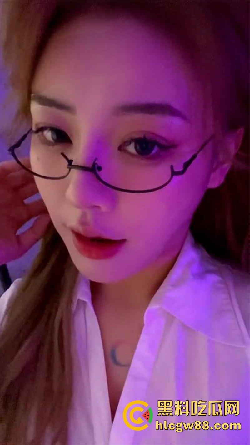 抖音极品网红【DJ美羊羊】公交车精盆名不虚传,被金主暴力抽插口交,舔完大鸡巴再被中出!-2