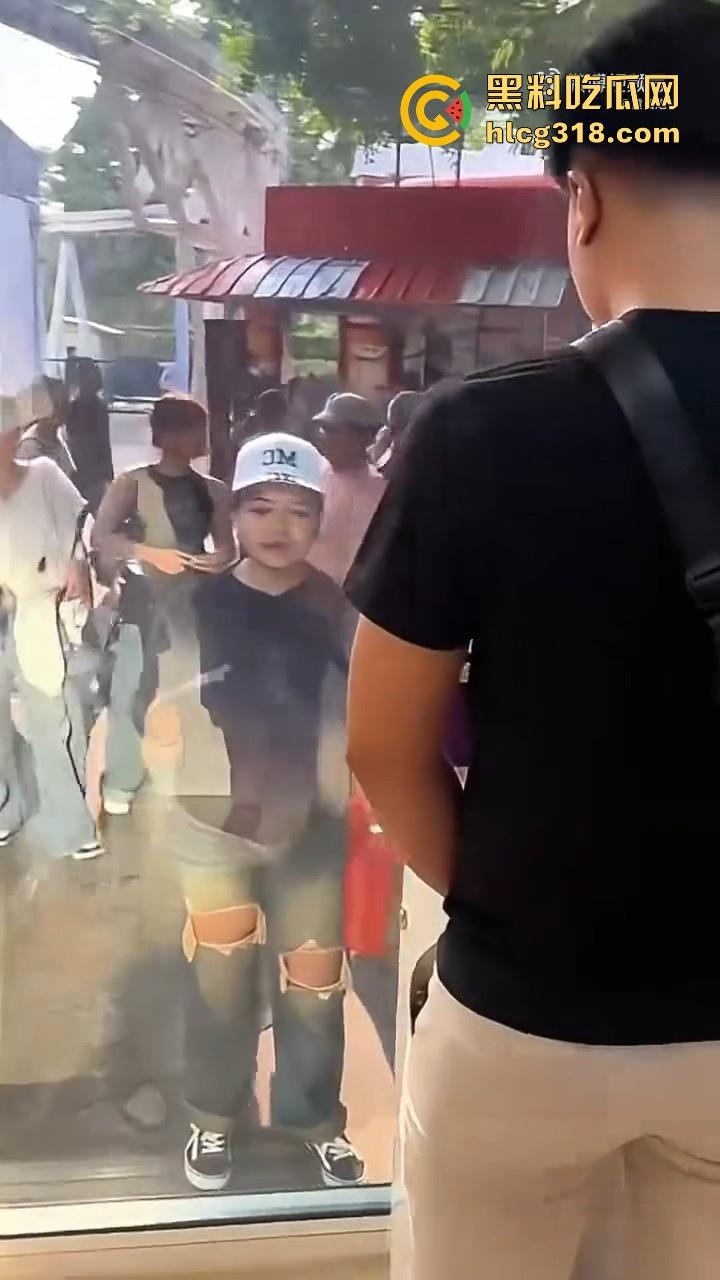 这样的厕所你敢去吗！泰国双向镜玻璃男厕，外面看是普通镜子，里面却是透明玻璃，刺激感爆棚！-2