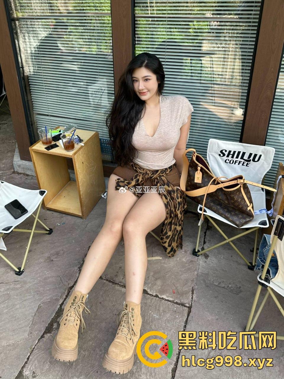 微博网红【亚亚亚辰】56W粉丝奔着肥臀白虎逼！美臀勒B福利，全靠这肥臀吸粉！-3