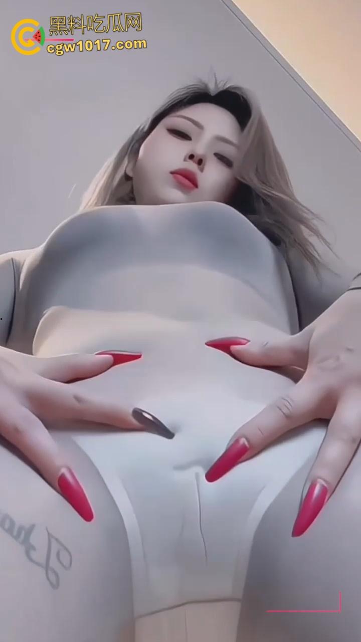 快手少妇眼镜妹【猫儿】,紧身衣骚舞大秀,连体灰丝随着音乐节奏扭动淫体,骆驼趾忽隐忽现挑逗至极!-7