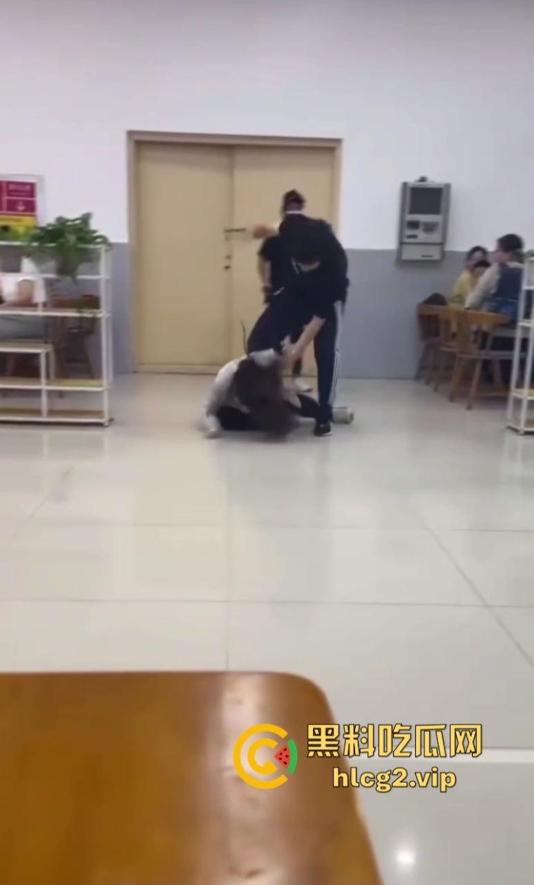 江苏师范大学小仙女食堂拿纸占位置被男生连环拳暴打 结果小仙女竟被保研！-6