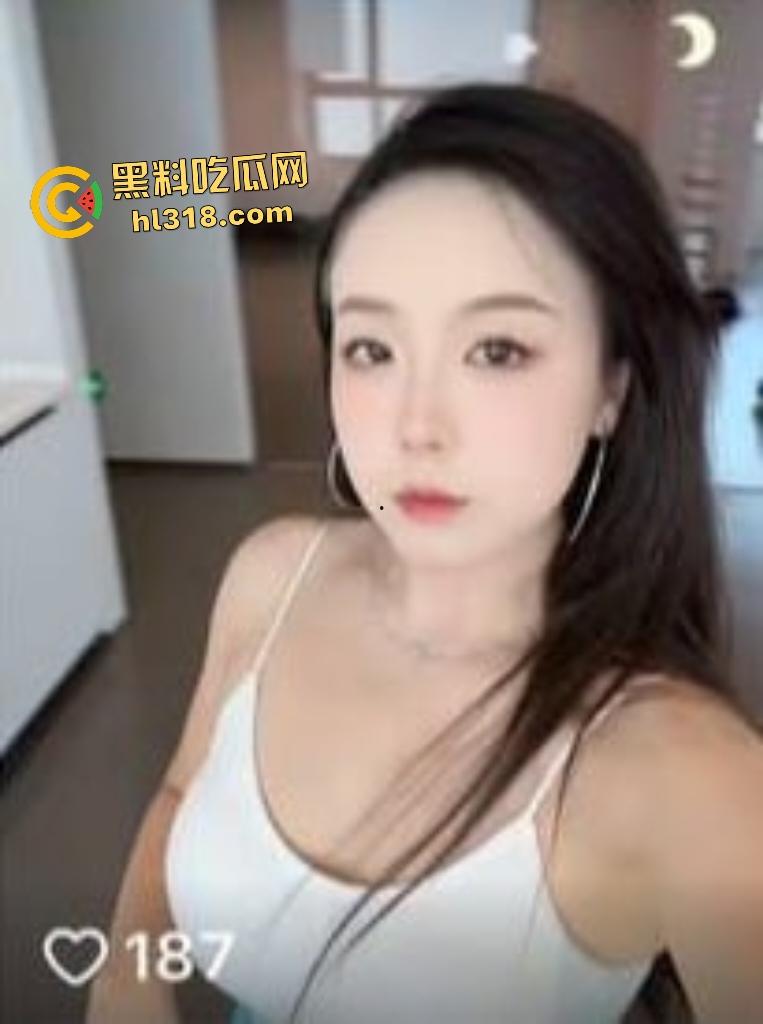 快手博主【霏霏爱拿铁】健身雌性激素没地方放发泄,只好抬起翘臀自慰满足淫欲!-2