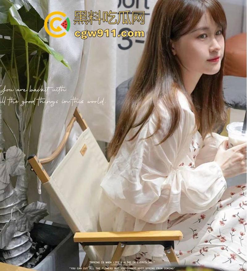 广州极品骚货【刘雅晴】与金主网调性爱视频流出，手指对镜狂抠粉嫩蜜穴，线下激情操逼翘臀狂摇！-1