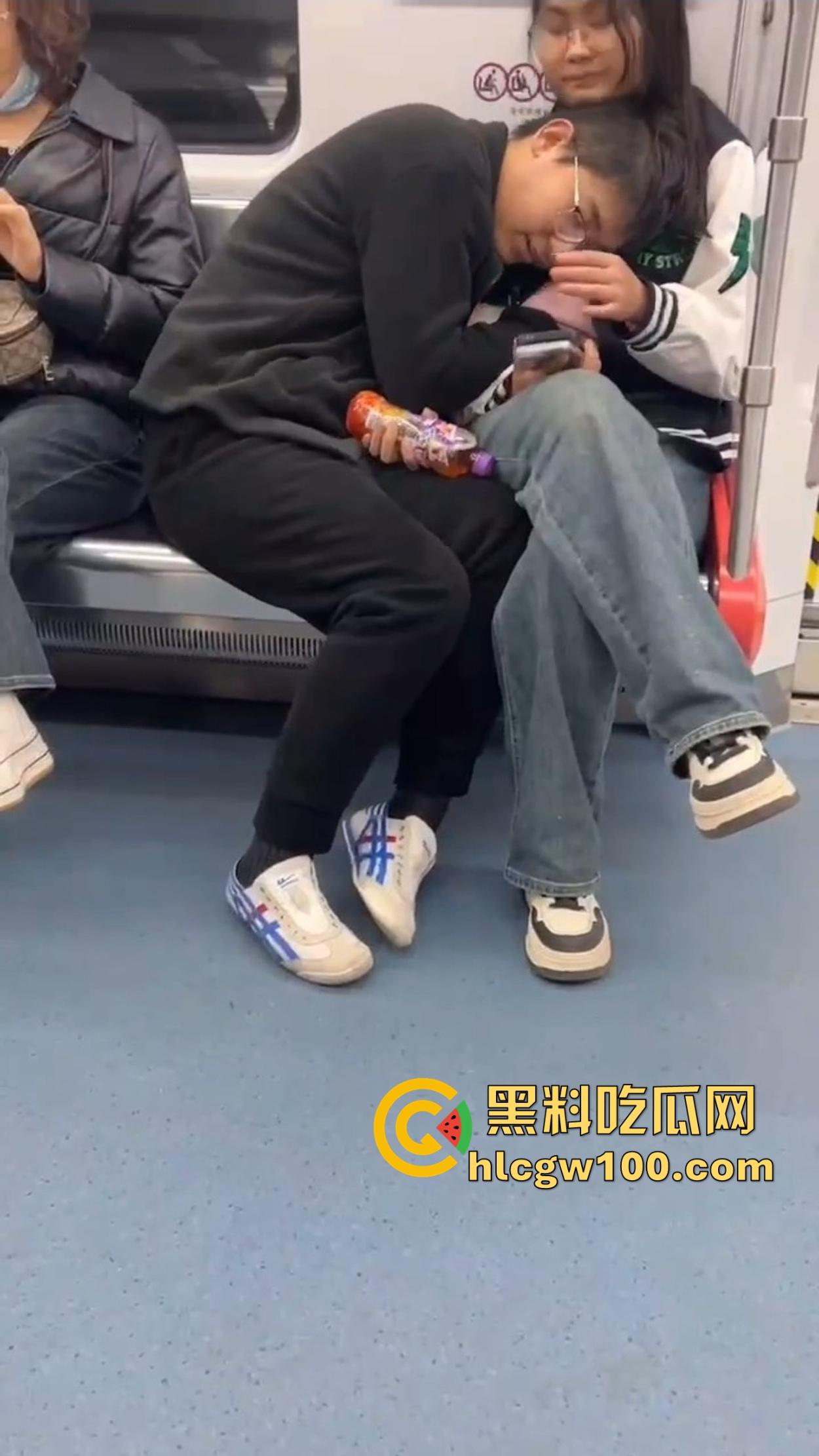 南京地铁上演活春宫，小情侣车厢摸奶上头，手伸进衣服揉得起劲，差点拖裤直接开干，你们是有多饥渴？-1