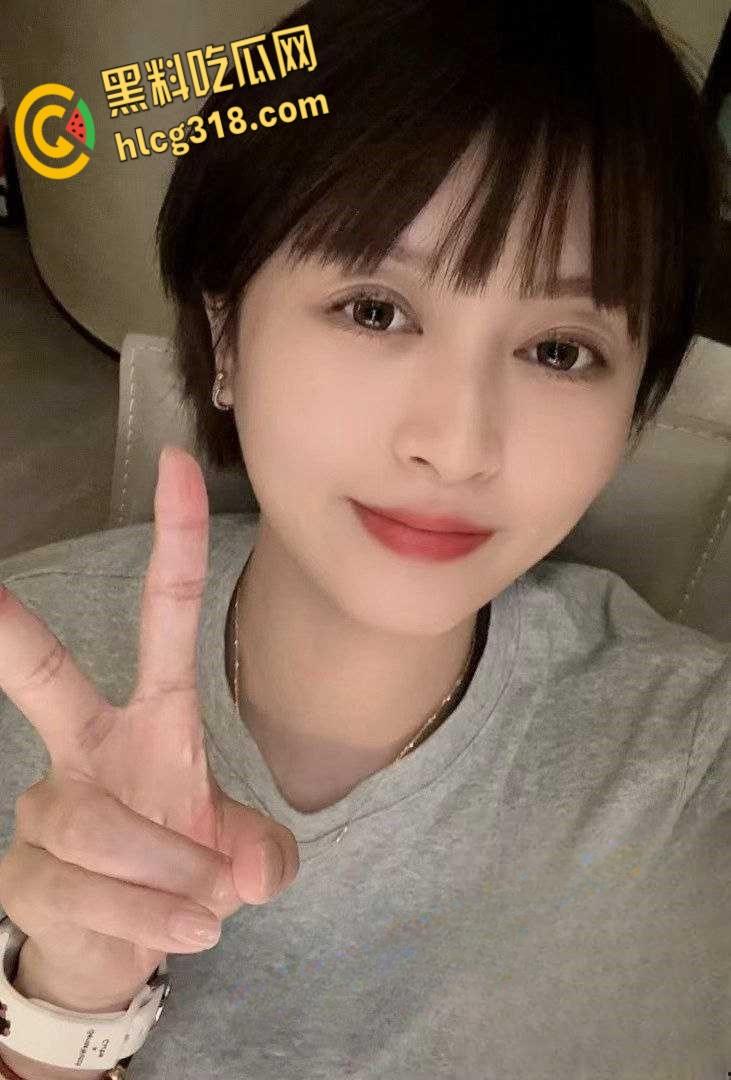 上海短发少妇【Ivy未央】，公务员外衣下的熟女尤物，性感白虎粉嫩诱惑，各种露出寻求刺激  !-1