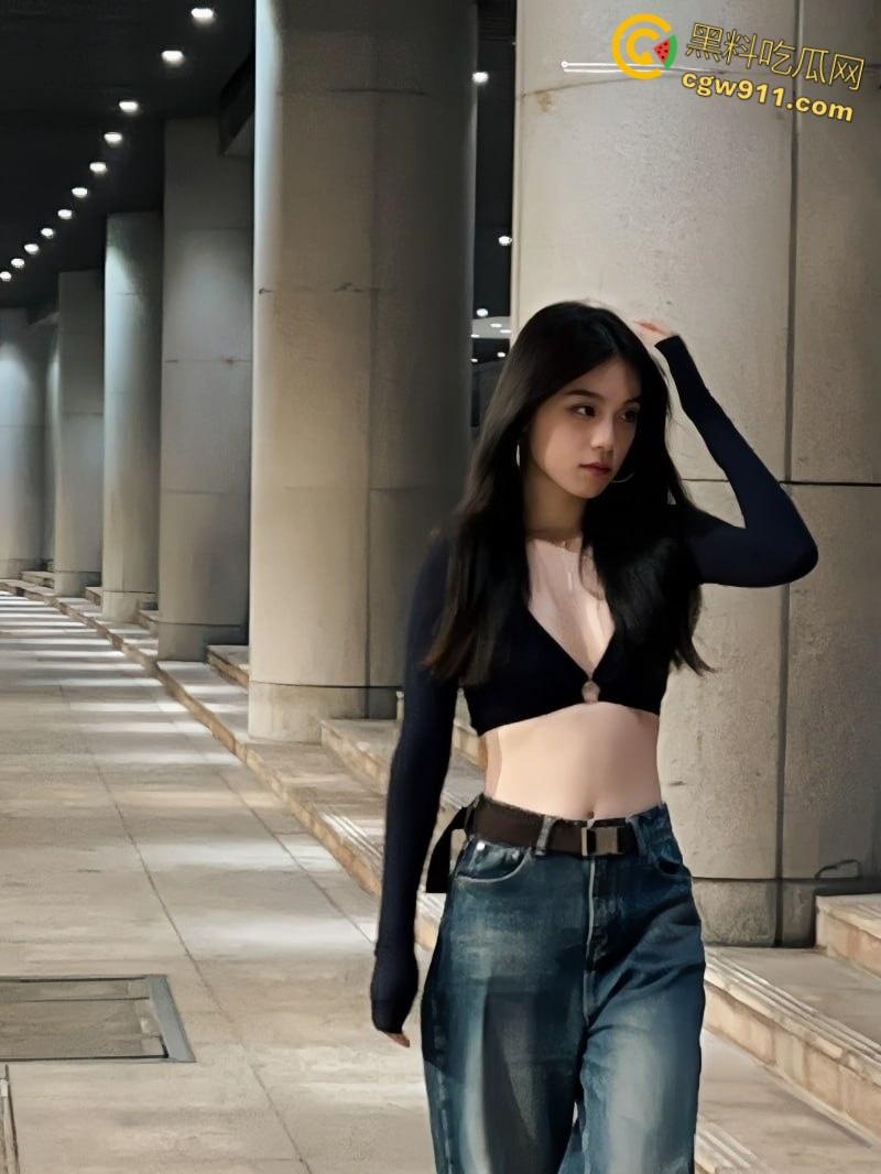 济南大学清纯嫩妹【宋雅欣】，高颜值极品身材，情趣黑丝诱人至极，出租房对镜后入，白嫩肥臀被疯狂打桩！-1