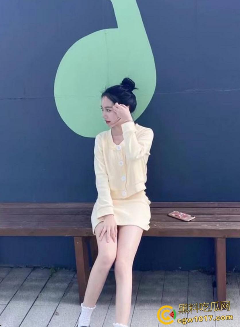 江苏盐城刚毕业幼师【明羽佳】，实习下班主动开房约男友做爱，足交对白超有意思，穿着粉色JK口交被颜射一脸 ！-4