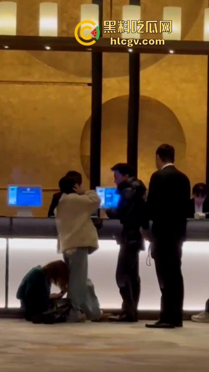 北京三里屯烂醉女大闹酒店大堂 脱衣扒裤还骚扰大堂经理 最后这是被捡尸了？-6