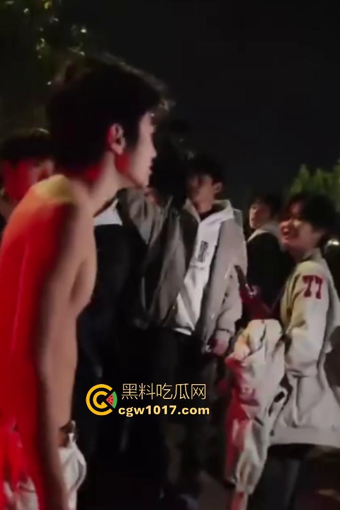 广西桂林谢霆锋1打4个C罗，只为争夺女友，谢霆锋没穿衣服被几个C罗当足球踢，真男人就要敢于单挑！-3