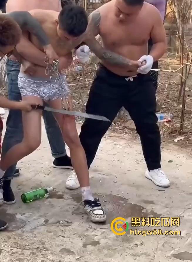 辽宁营口大石桥对棚艺人梦魇，吃瓜见证铁丝穿嘴竹筒之舞，诡异美感看着就疼！-2