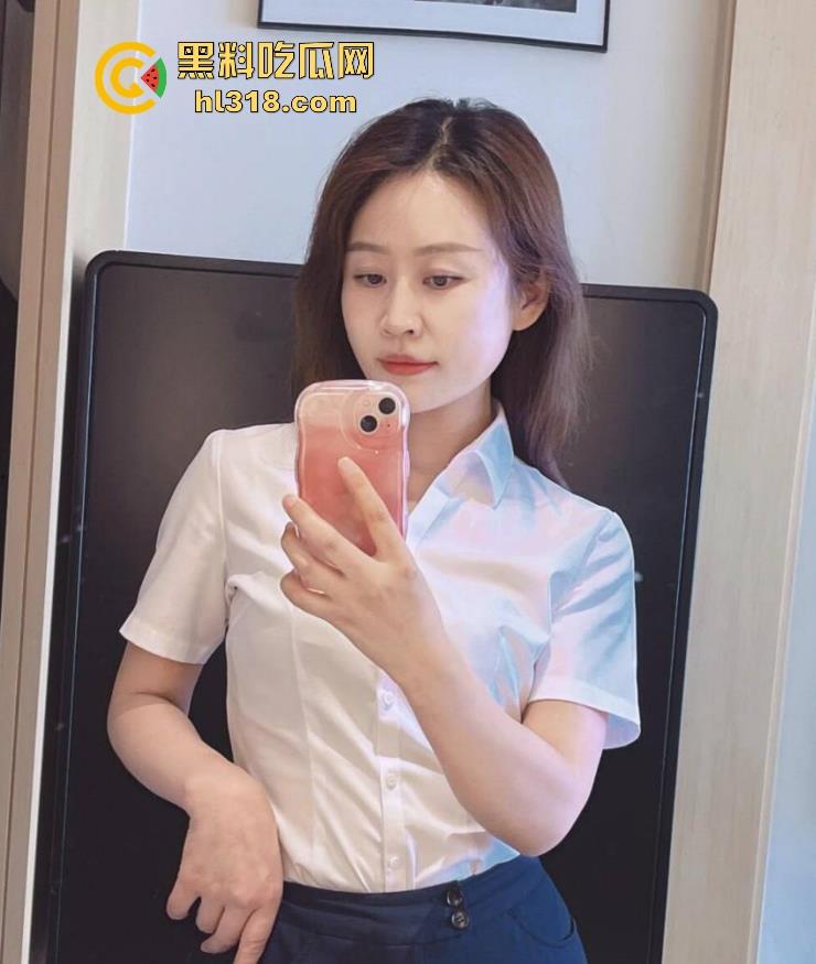 珍爱生命远离女司机！这是多倒霉呀，骑个电动车在路边停车场摔倒，被女司机碾压过去，这都看不到吗？-1