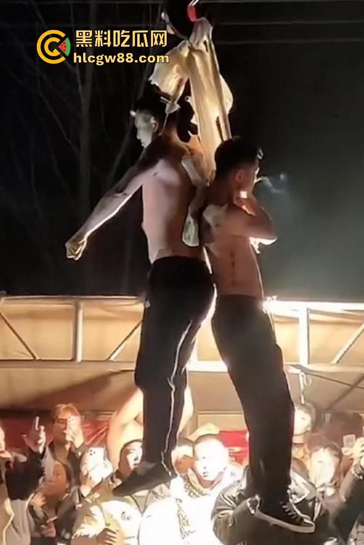 辽宁营口大石桥对棚艺人梦魇，吃瓜见证铁丝穿嘴竹筒之舞，诡异美感看着就疼！-5