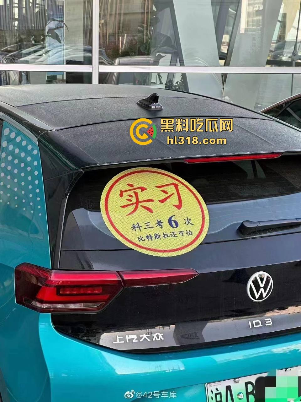 珍爱生命远离女司机！这是多倒霉呀，骑个电动车在路边停车场摔倒，被女司机碾压过去，这都看不到吗？-4