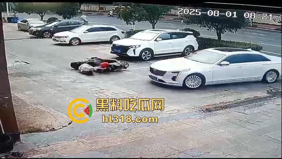 珍爱生命远离女司机！这是多倒霉呀，骑个电动车在路边停车场摔倒，被女司机碾压过去，这都看不到吗？-5