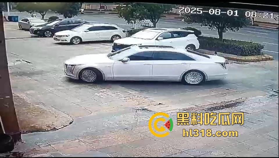 珍爱生命远离女司机！这是多倒霉呀，骑个电动车在路边停车场摔倒，被女司机碾压过去，这都看不到吗？-6