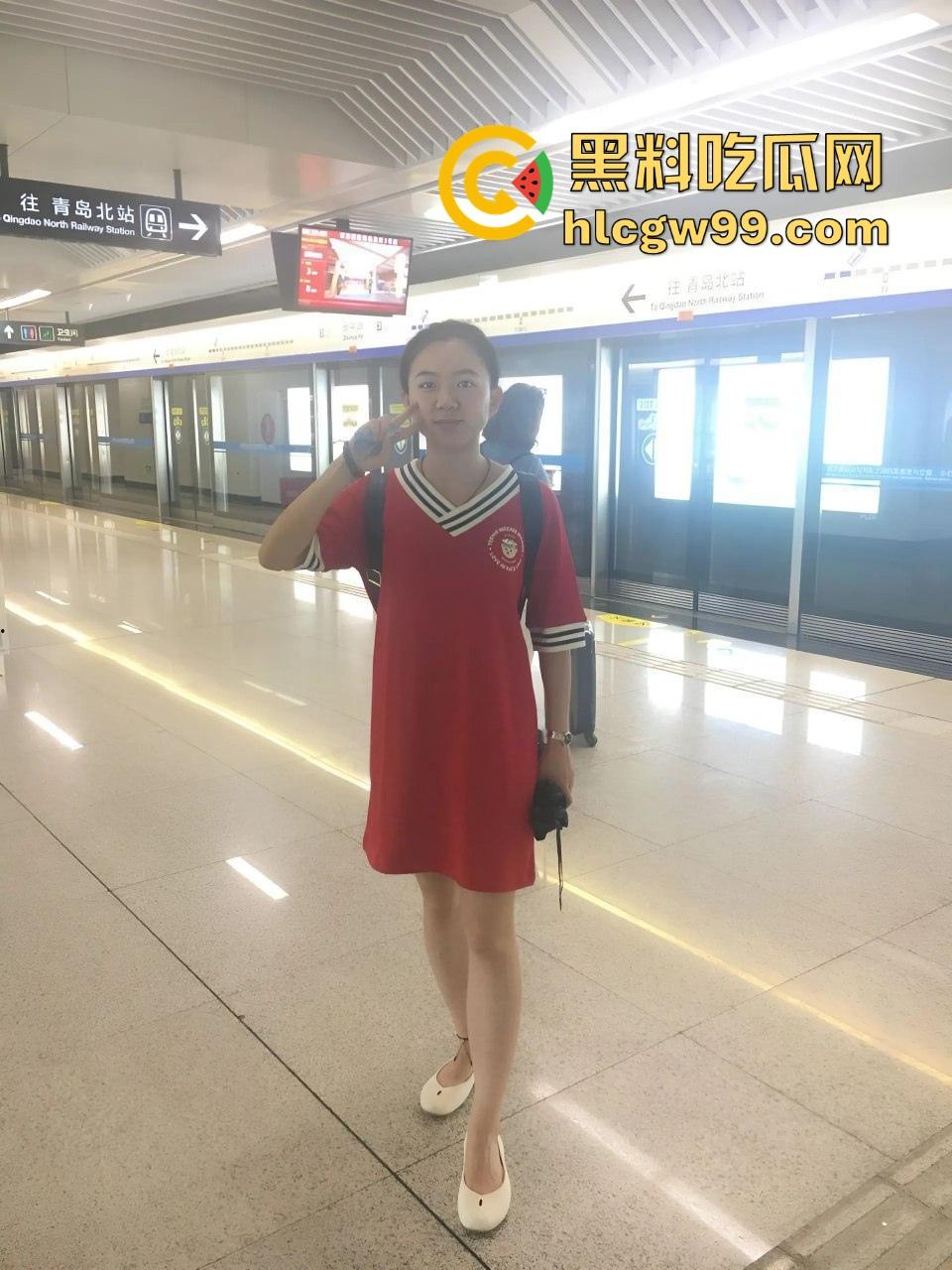 安大刚毕业骚女『周妙妙』剃逼毛当白虎被男友狂舔逼还打王者，这边舔着那边玩着！-1