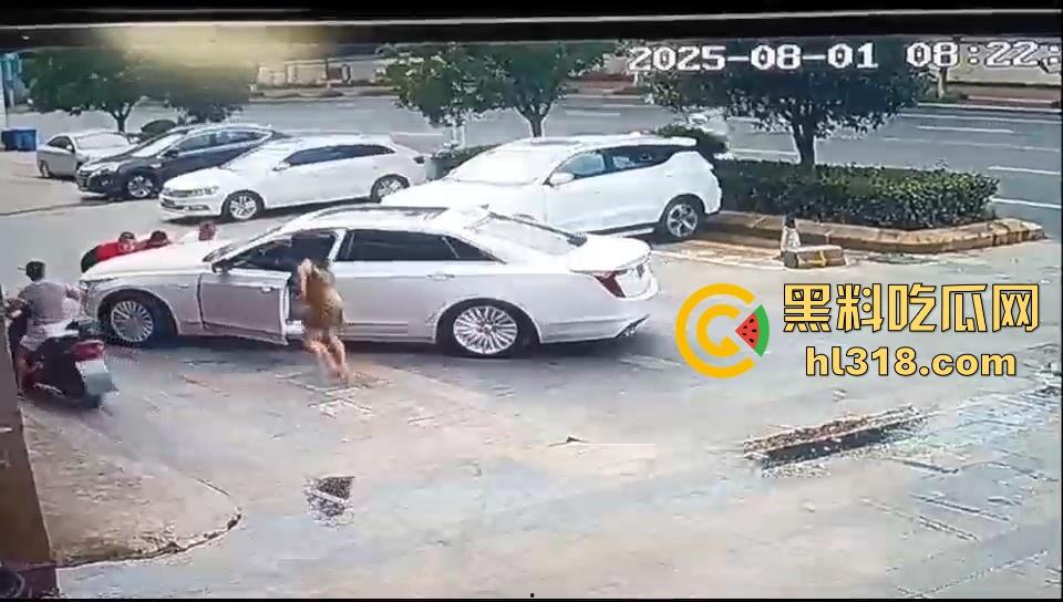 珍爱生命远离女司机！这是多倒霉呀，骑个电动车在路边停车场摔倒，被女司机碾压过去，这都看不到吗？-7