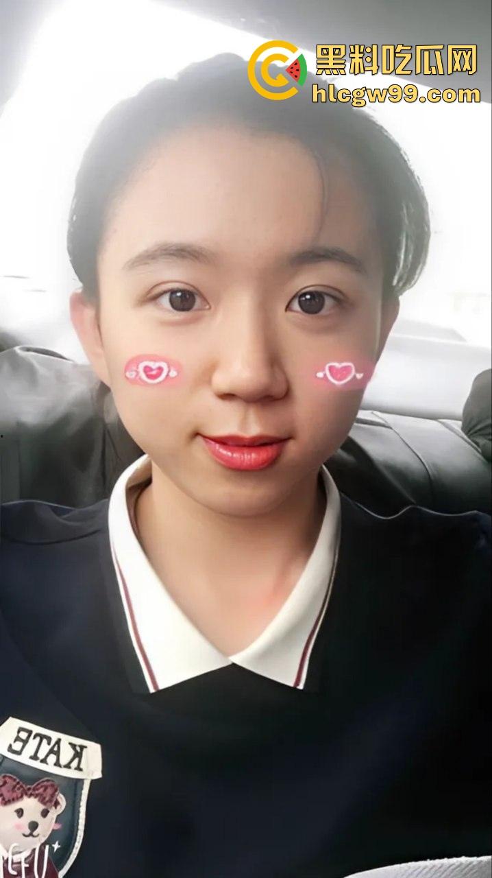 安大刚毕业骚女『周妙妙』剃逼毛当白虎被男友狂舔逼还打王者，这边舔着那边玩着！-2