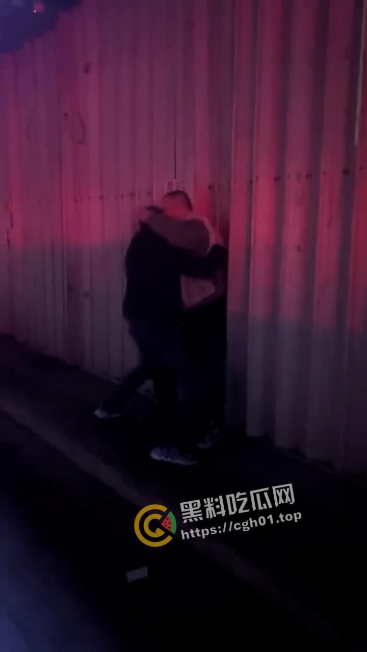 肉麻滚烫！男同表白现场 当街热吻 毫不羞耻的一对胖熊  这个世界已经没有在乎的人了吗-2