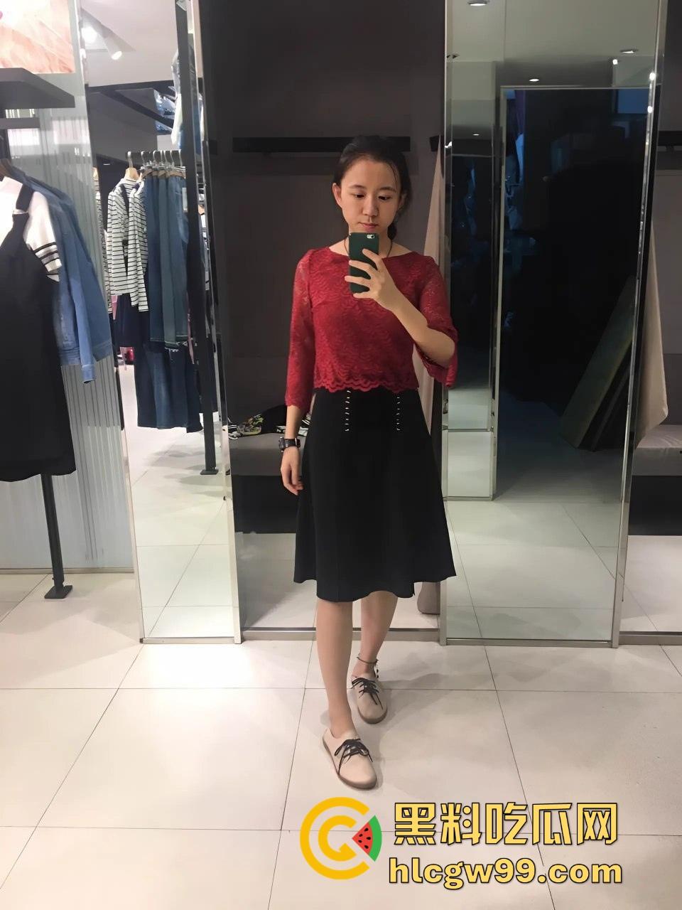 安大刚毕业骚女『周妙妙』剃逼毛当白虎被男友狂舔逼还打王者，这边舔着那边玩着！-4