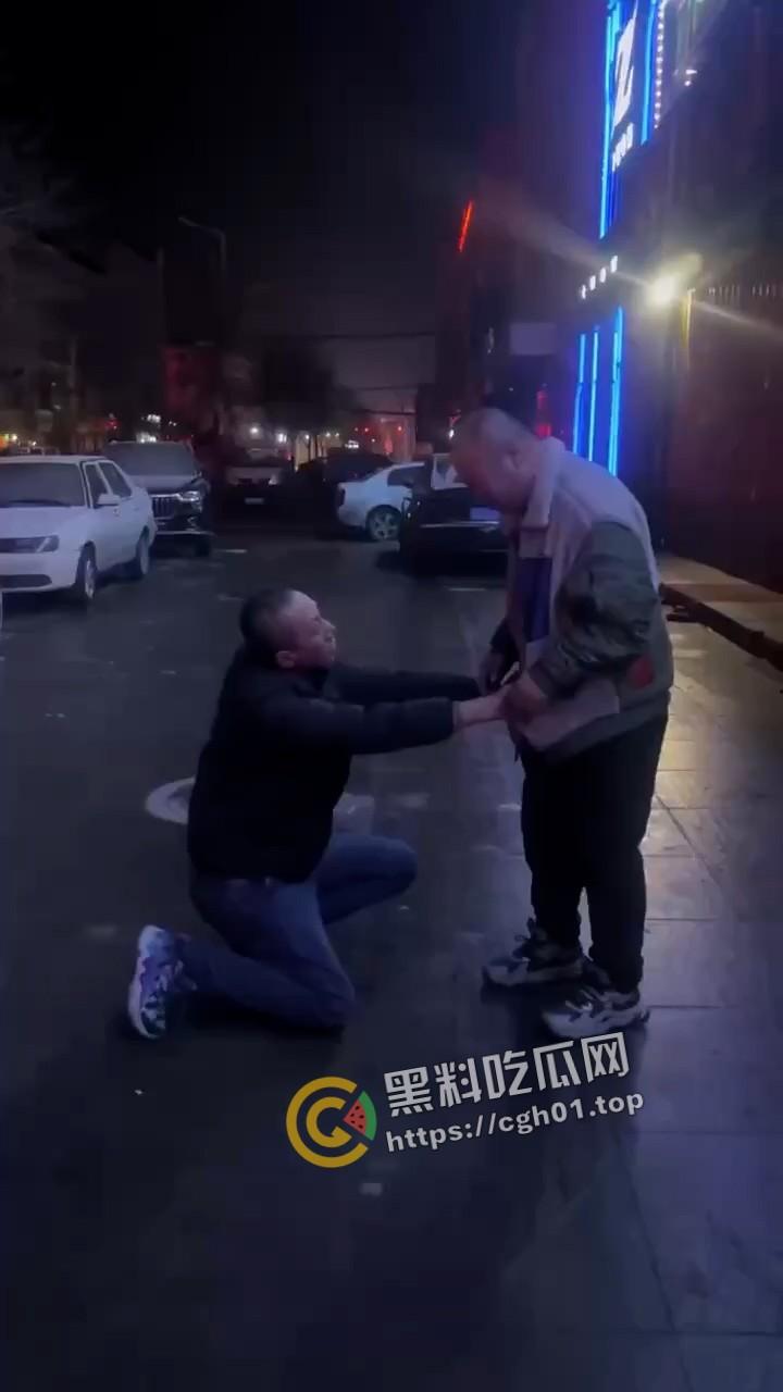 肉麻滚烫！男同表白现场 当街热吻 毫不羞耻的一对胖熊  这个世界已经没有在乎的人了吗-3