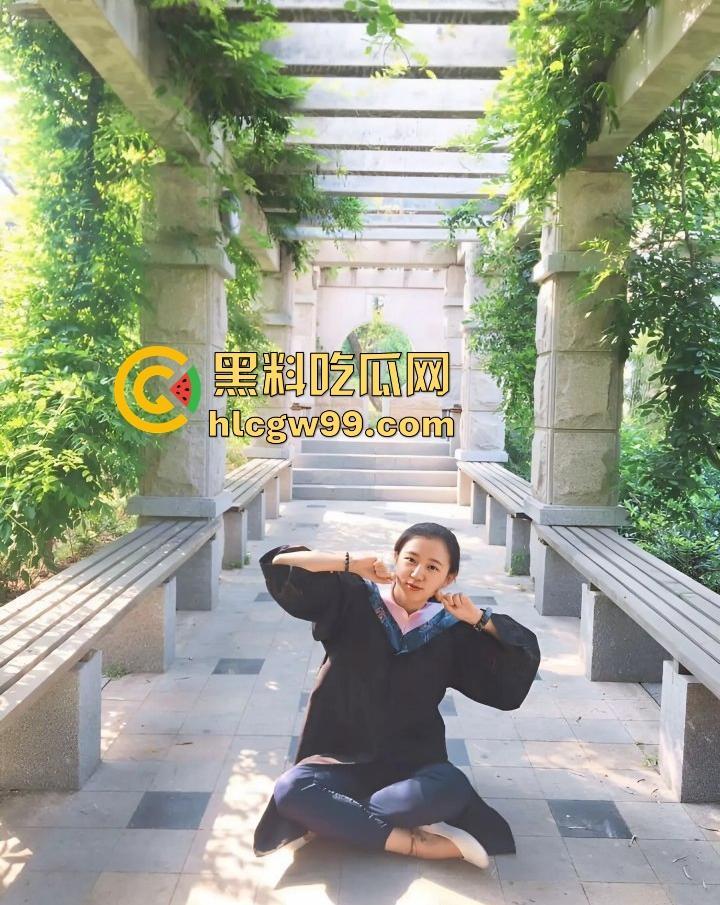 安大刚毕业骚女『周妙妙』剃逼毛当白虎被男友狂舔逼还打王者，这边舔着那边玩着！-6