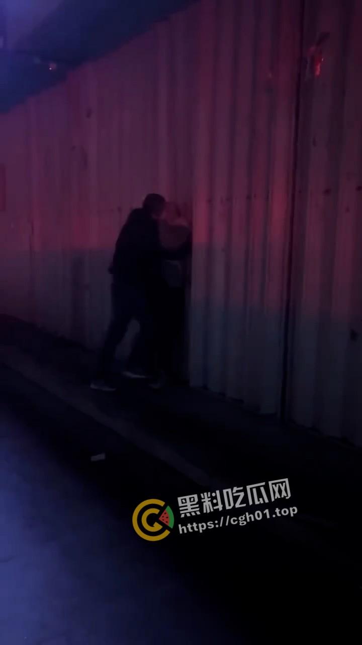 肉麻滚烫！男同表白现场 当街热吻 毫不羞耻的一对胖熊  这个世界已经没有在乎的人了吗-5