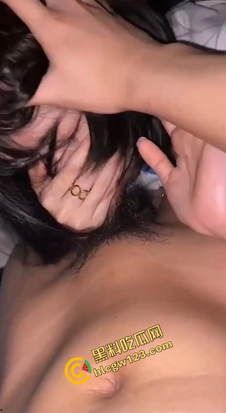 爸妈还在客厅看电视，弟弟偷偷溜进姐姐闺房强上亲姐，操的姐姐忍不住大叫...竟差点被爸妈发现！-5