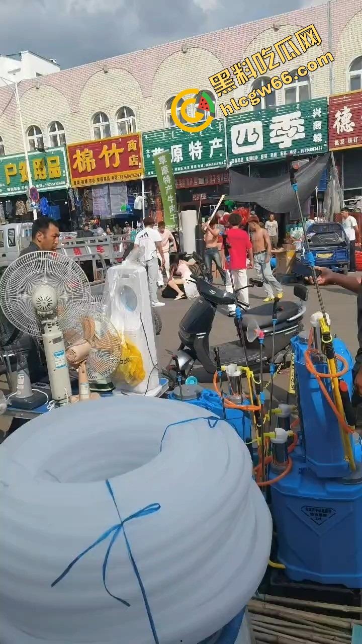 呼伦贝尔精神小伙捉奸火力全开爆锤奸男，女主一边护小三一边骂男友，奸夫血流不止！-1