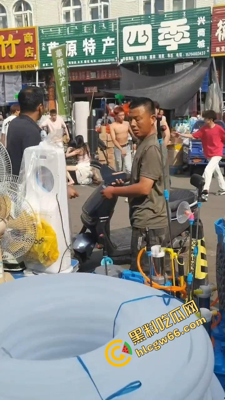 呼伦贝尔精神小伙捉奸火力全开爆锤奸男，女主一边护小三一边骂男友，奸夫血流不止！-2