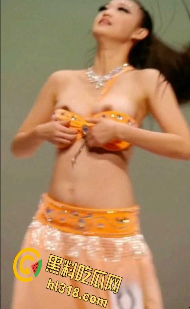 西北民族大学舞蹈学院,又出一位甩奶学妹,考试身穿抹胸吊带,硕大的奶子左摇右摆,奶头清晰可见 !-8