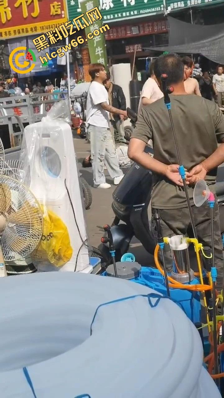 呼伦贝尔精神小伙捉奸火力全开爆锤奸男，女主一边护小三一边骂男友，奸夫血流不止！-4