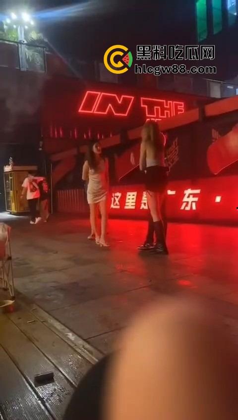 广东精神小妹街头火拼！齐逼小短裙说干就干，现场头发乱飞，裙子一抬春光乍泄，围观小伙猛抽烟围观！-1