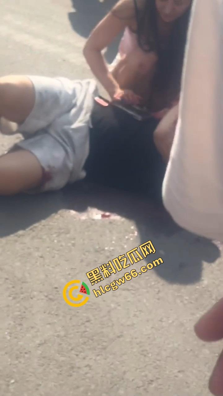 呼伦贝尔精神小伙捉奸火力全开爆锤奸男，女主一边护小三一边骂男友，奸夫血流不止！-5