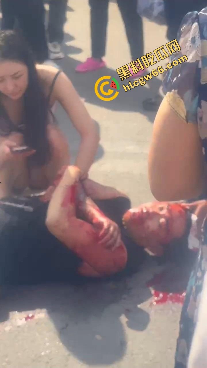 呼伦贝尔精神小伙捉奸火力全开爆锤奸男，女主一边护小三一边骂男友，奸夫血流不止！-6