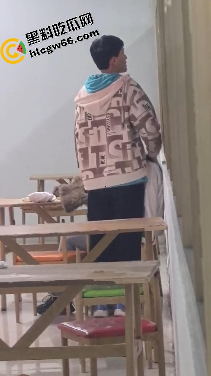 00后大学生太敢了，大学商店旁边直接开干，女的一骑到底爽叫连连，同学边吃瓜边看LIVE！-2