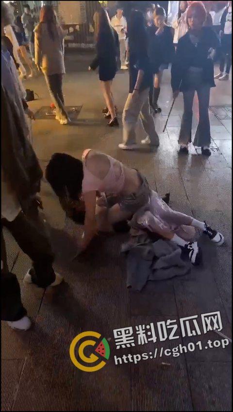 重庆九街高屋 小姐姐当街互撕 奶罩子都扯飞了 堪称女子MMA重庆分会场-2