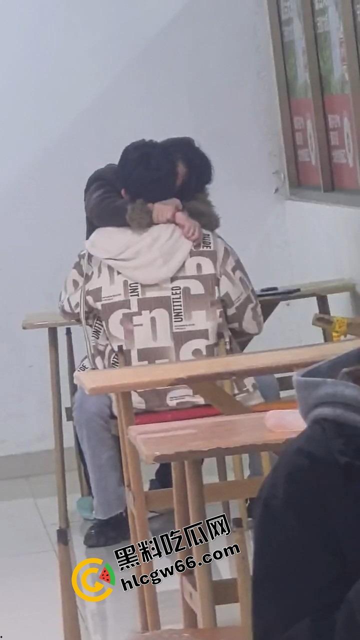 00后大学生太敢了，大学商店旁边直接开干，女的一骑到底爽叫连连，同学边吃瓜边看LIVE！-8