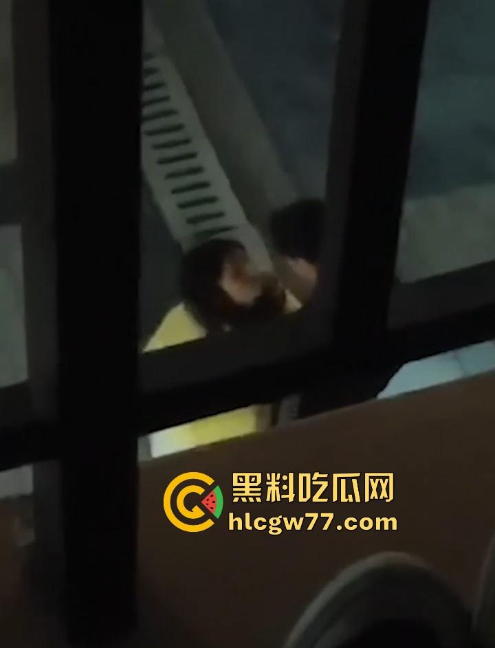 广西建设职业技术学院情侣校园野战被拍 小女友主动蹲地口 大学生真的是太会玩了！-1