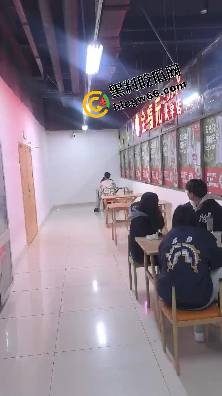 00后大学生太敢了，大学商店旁边直接开干，女的一骑到底爽叫连连，同学边吃瓜边看LIVE！-11