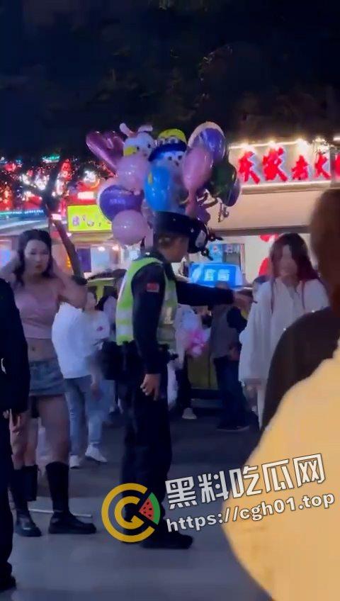 重庆九街高屋 小姐姐当街互撕 奶罩子都扯飞了 堪称女子MMA重庆分会场-5