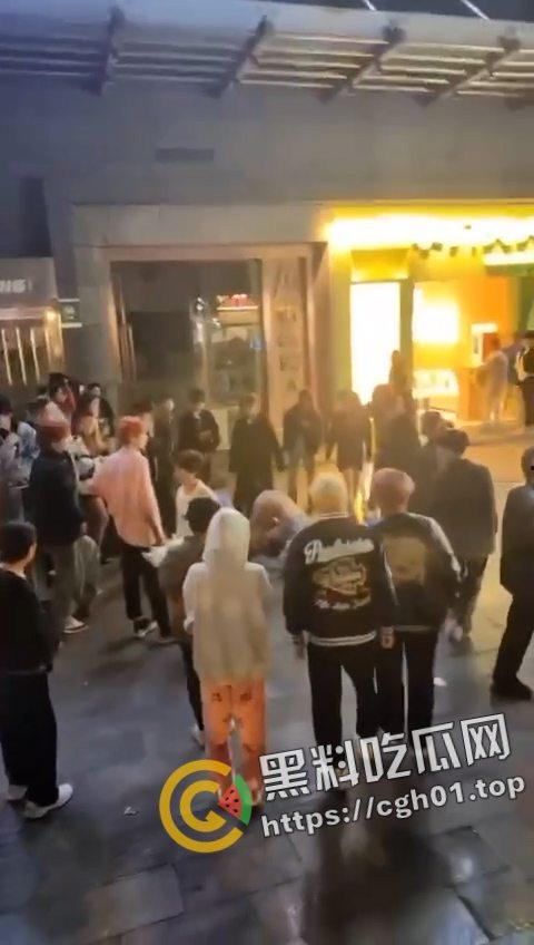 重庆九街高屋 小姐姐当街互撕 奶罩子都扯飞了 堪称女子MMA重庆分会场-6