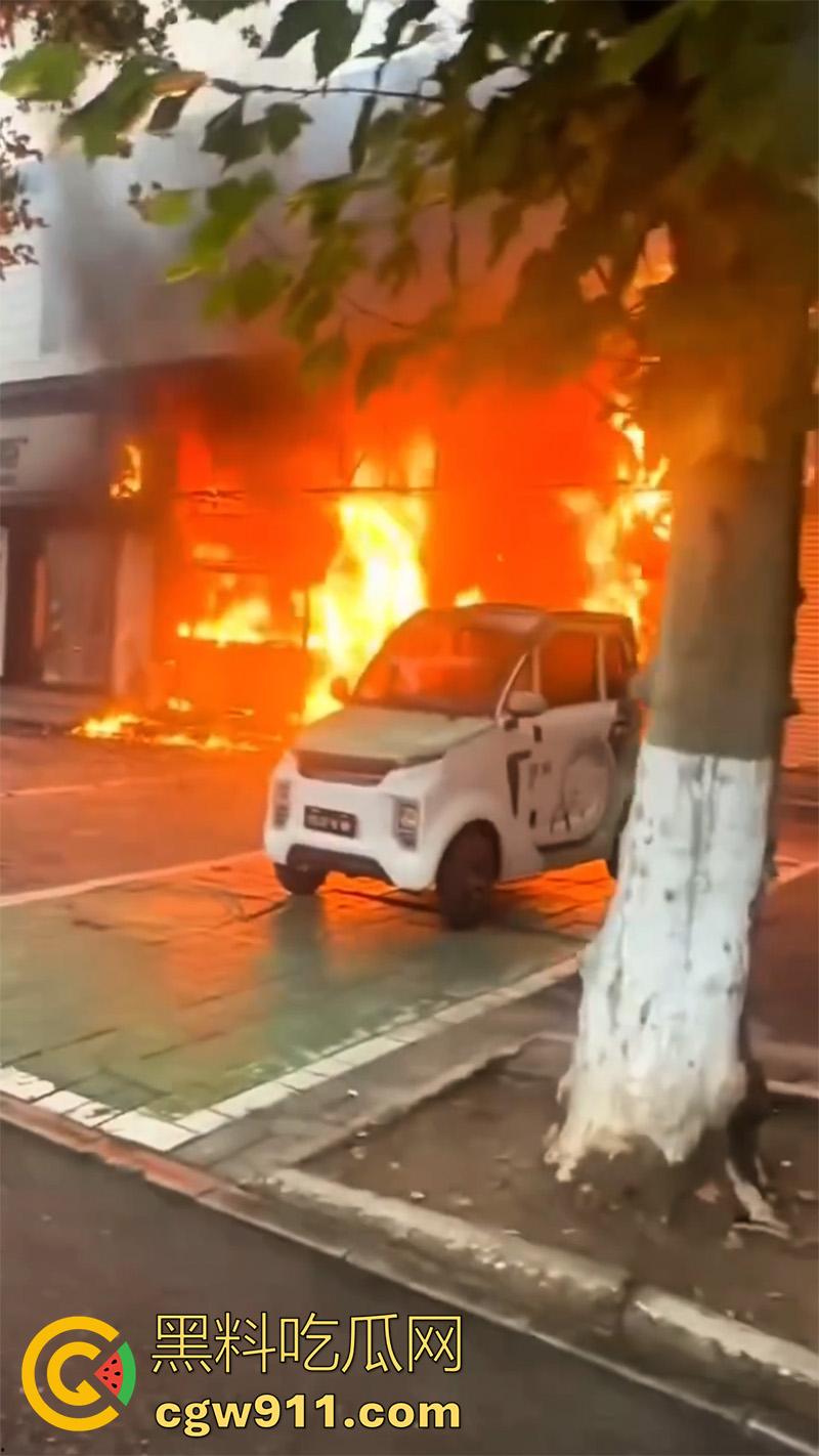 河北保定满城区玉川路，赵记果木烤鸭王突发火灾，看来店里是真材实料，的确是烤制出来的啊！-4