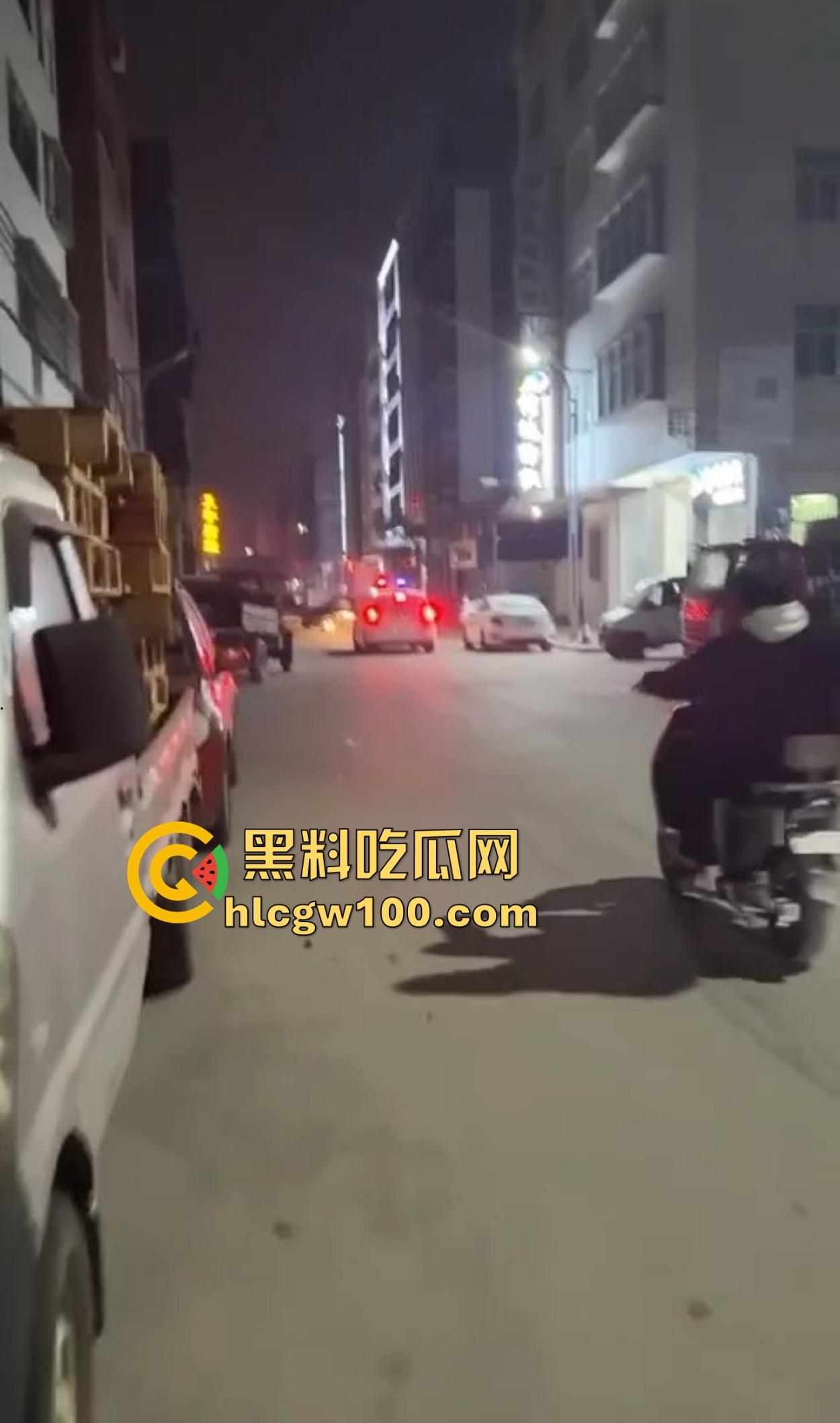 大长沙深夜出奇葩秀，裸女硬核街头行走问候警察，骚比尿裤子花式炫湿，这样的戏码年年有？-1