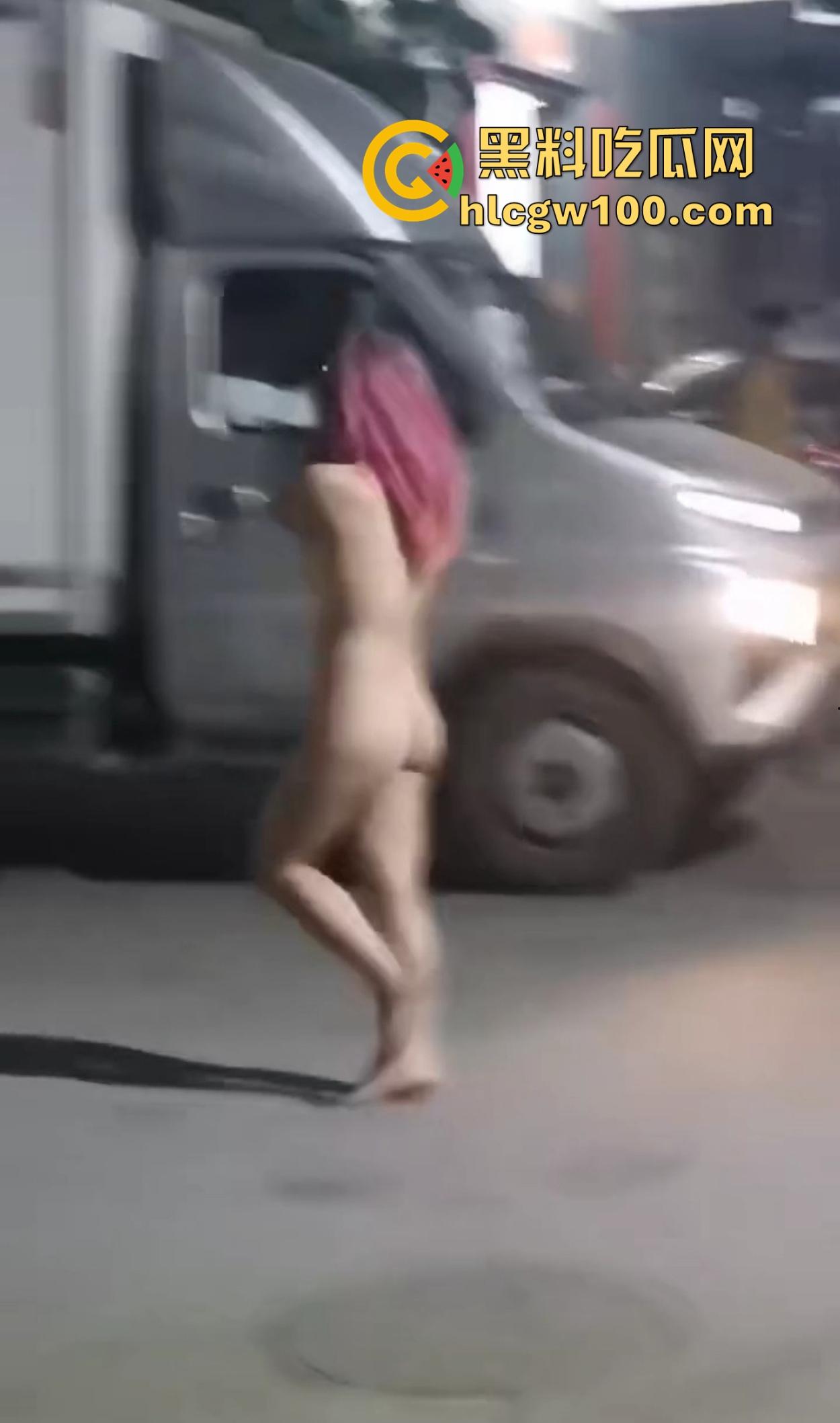 大长沙深夜出奇葩秀，裸女硬核街头行走问候警察，骚比尿裤子花式炫湿，这样的戏码年年有？-3