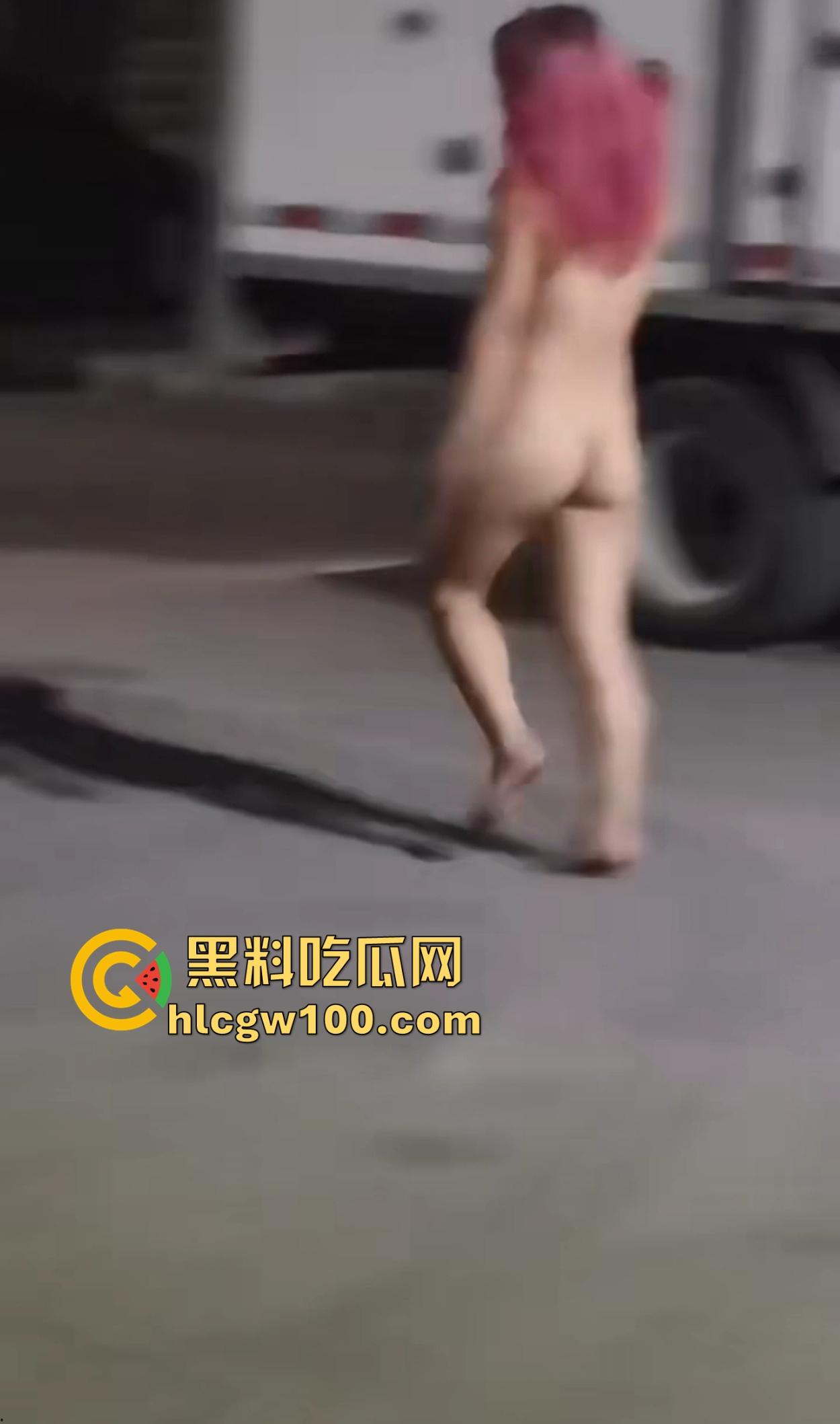 大长沙深夜出奇葩秀，裸女硬核街头行走问候警察，骚比尿裤子花式炫湿，这样的戏码年年有？-4