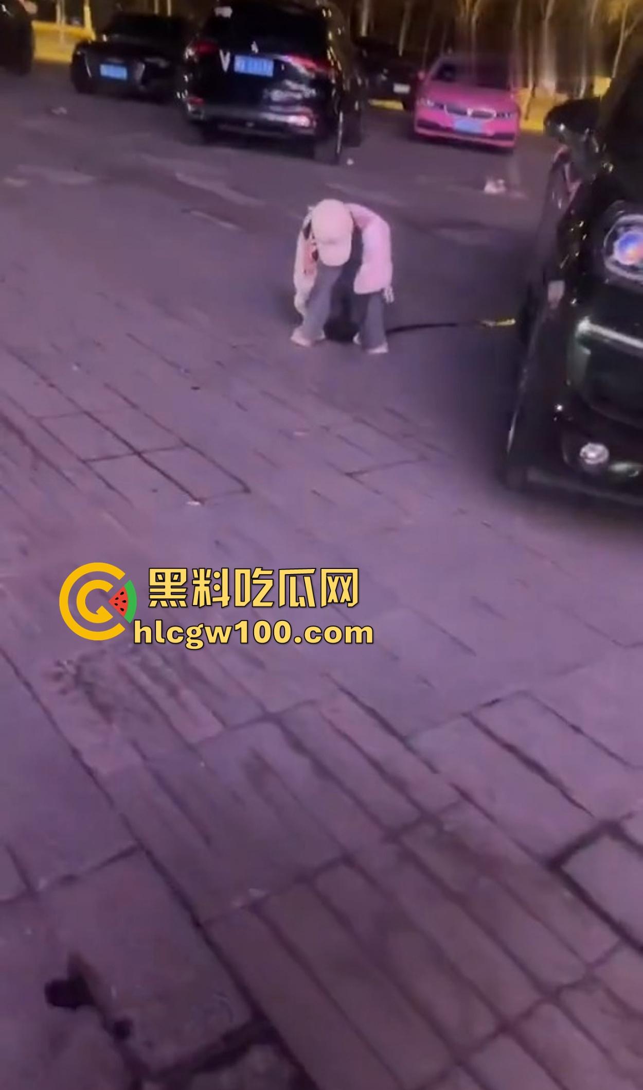 大长沙深夜出奇葩秀，裸女硬核街头行走问候警察，骚比尿裤子花式炫湿，这样的戏码年年有？-6