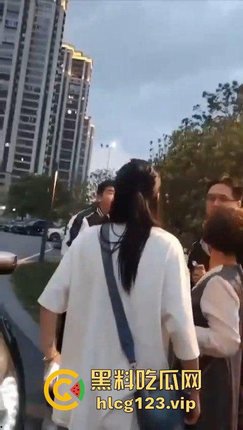 小仙女还敢躺车前？男子一脚油门5000转，送你回天上，这碾压得跟异形一样！-2