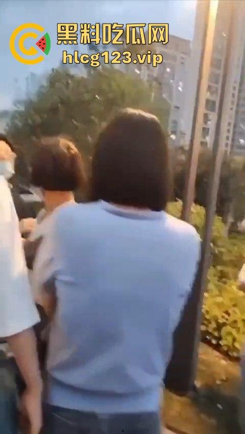 小仙女还敢躺车前？男子一脚油门5000转，送你回天上，这碾压得跟异形一样！-3