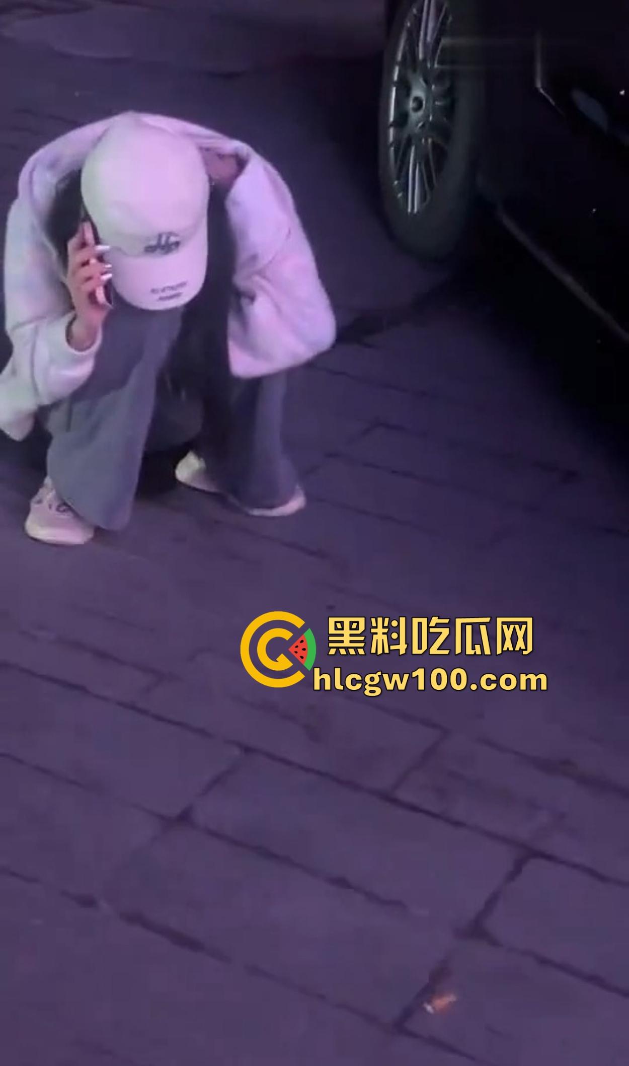 大长沙深夜出奇葩秀，裸女硬核街头行走问候警察，骚比尿裤子花式炫湿，这样的戏码年年有？-7